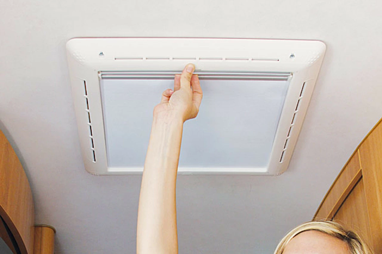 Fiamma Rollo Vent Kit 40 - Blinds For Fiamma Rooflights 4 Fiamma Rollo Vent Kit 40 - Blinds For Fiamma Rooflights - Image 2